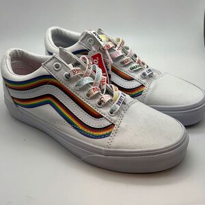 vans old skool shoes NWT- women -7 / men 5.5